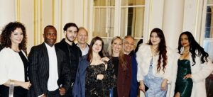 Dîner de luxe à Paris avec des invités élégamment habillés dans un intérieur parisien raffiné
