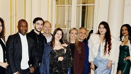 Dîner de luxe à Paris avec des invités élégamment habillés dans un intérieur parisien raffiné