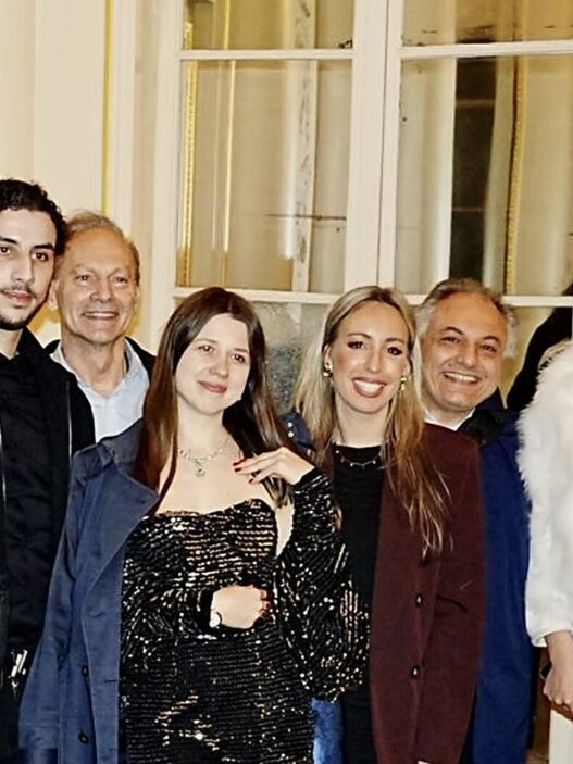 Dîner de luxe à Paris avec des invités élégamment habillés dans un intérieur parisien raffiné