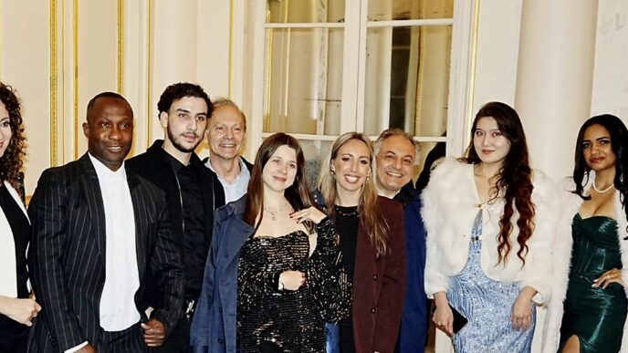 Dîner de luxe à Paris avec des invités élégamment habillés dans un intérieur parisien raffiné