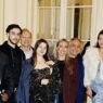 Dîner de luxe à Paris avec des invités élégamment habillés dans un intérieur parisien raffiné
